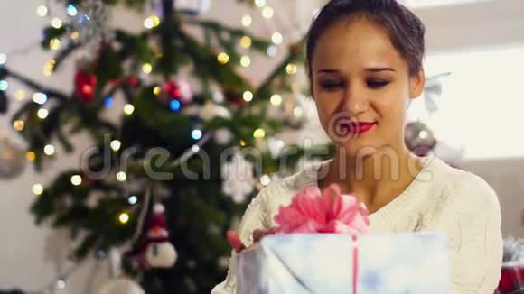 圣诞树上一个漂亮女孩的肖像视频的预览图