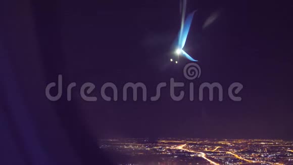 起飞飞机飞行概念飞机晚上在机场跑道起飞飞机着陆视图视频的预览图