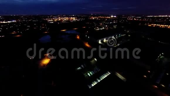 从空中俯瞰房屋灯光街道和建筑物的夜景视频的预览图