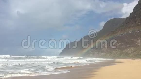 在夏威夷考艾岛的波里哈尔海滩秋天的一天彩虹视频的预览图