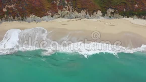 北加利福尼亚海洋和风景海滩的空中镜头视频的预览图