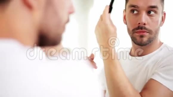 快乐男人用梳子梳头视频的预览图