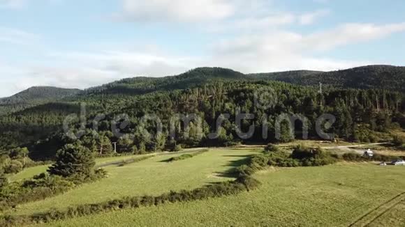 法国比利牛斯乡村森林和草地的鸟瞰图视频的预览图