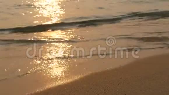 夕阳下的沙滩和海浪视频的预览图