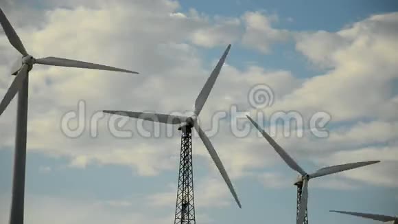 日落时加利福尼亚沙漠的风力发电机视频的预览图