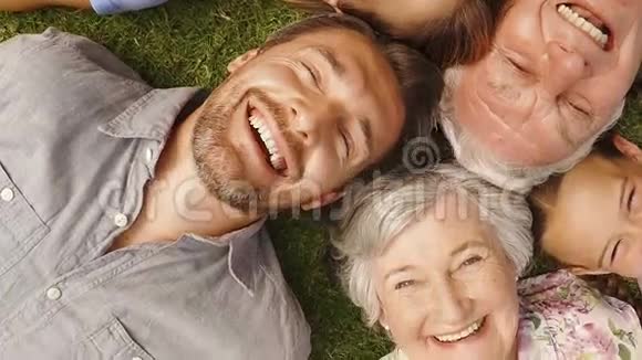一家人躺在花园里视频的预览图