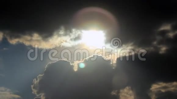太阳穿过云层天空视频的预览图