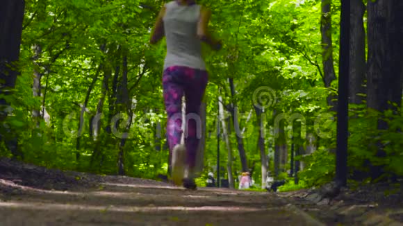 年轻的女人在公园里跑步视频的预览图