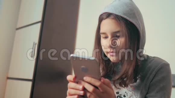 网上购物小女孩写了一个信息生活方式聊天在社交媒体信使儿童技术和视频的预览图