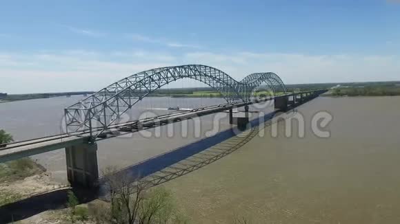 在埃尔南多德索托桥和密西西比河上空飞行视频的预览图