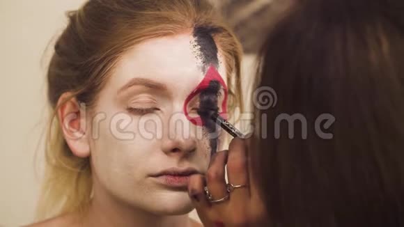 化妆师画出眼睛的轮廓视频的预览图