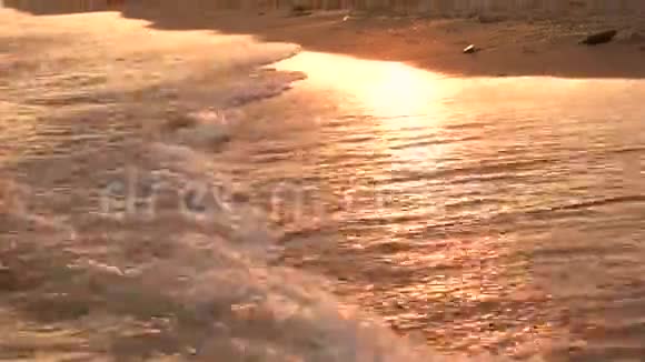 日落时美丽的波浪视频的预览图