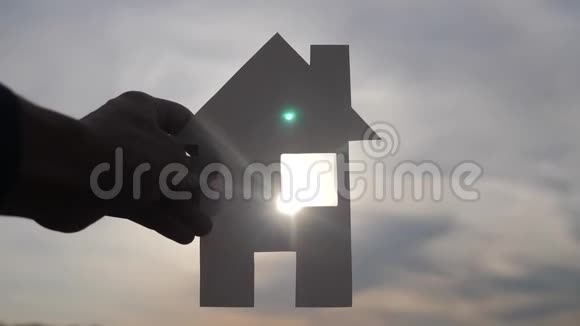 幸福家园建设理念一个男人抱着一个纸房他的手在夕阳下剪影视频的预览图