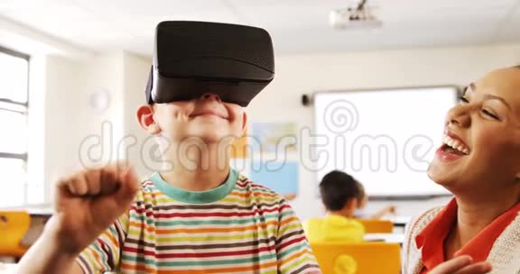 在教室里使用虚拟现实耳机的男孩视频的预览图