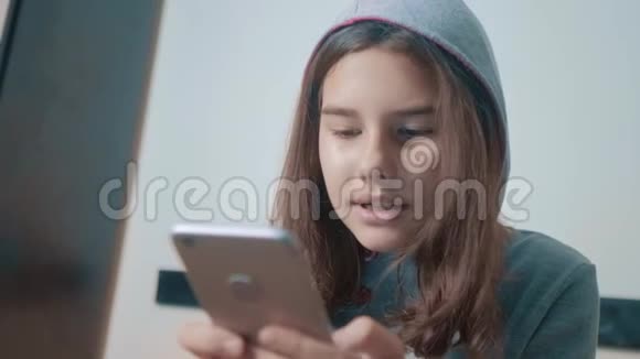 小女孩写了一条信息聊天在社交媒体信使儿童技术和通信概念视频的预览图