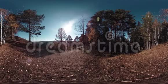 4K360VR虚拟现实的一个美丽的山景在秋天的时候狂野的俄罗斯山脉和游客视频的预览图