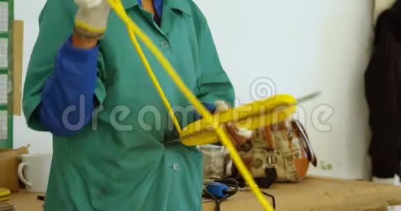 从事制绳业的工人视频的预览图
