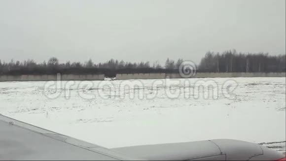 从飞机到多莫杰多沃国际机场的视野视频的预览图