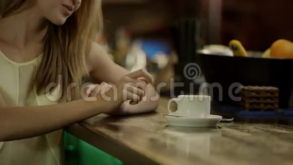 喝咖啡的女人视频的预览图