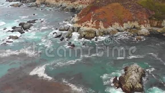 加州北部的洛基海岸鸟瞰图视频的预览图