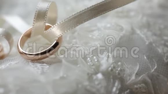 结婚戒指宏观特写黄金钻石首饰视频的预览图