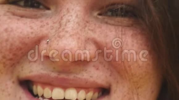 年轻快乐女人的肖像欢快的微笑特写视频的预览图