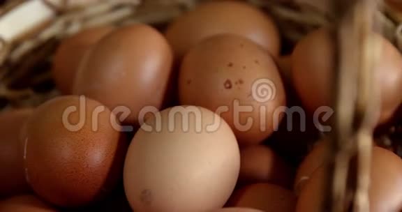 柳条篮子里的鸡蛋视频的预览图