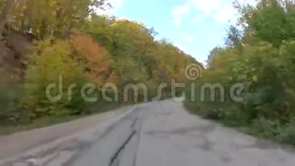 穿过森林的老路和GoPro视频视频的预览图