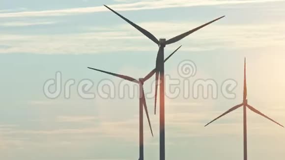 夏季风力涡轮机和农田视频的预览图