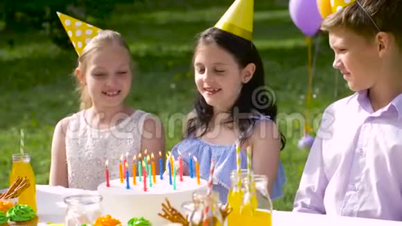 夏日花园生日派对快乐的孩子们视频的预览图