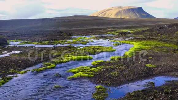 美丽的山峦上流淌着的溪流和青苔的岩石视频的预览图