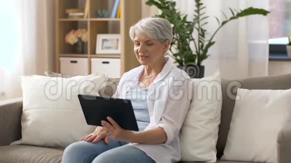 有平板电脑视频聊天的高级女性视频的预览图