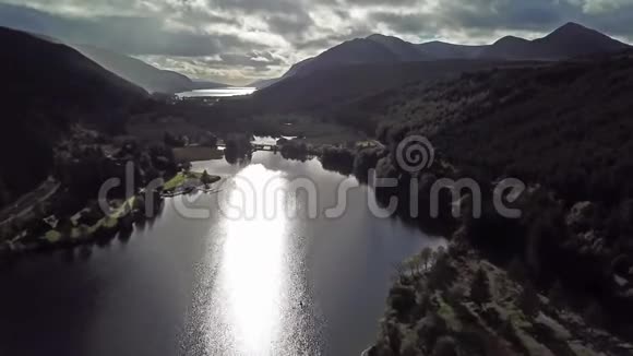 在苏格兰高地的奥希湖上空飞越大峡谷联合王国视频的预览图