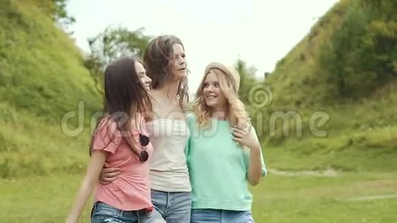 快乐的女孩朋友在大自然中拥有有趣的户外活动视频的预览图