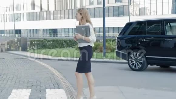 年轻的商务女性正漫步在城市公园商务中心视频的预览图