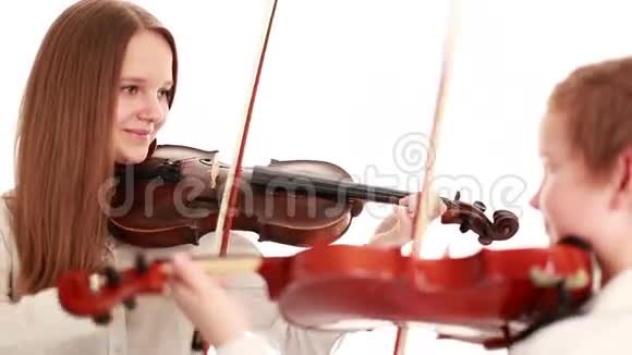 玩小提琴视频的预览图