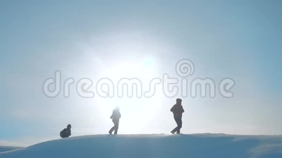 团队合作参考译文登山游客登山运动生活方式山顶岩石山顶团体团体团体阳光剪影雪脚视频的预览图