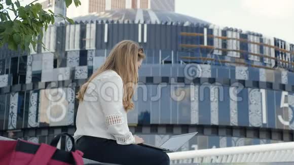 在城市公园商业中心工作的年轻女商人视频的预览图