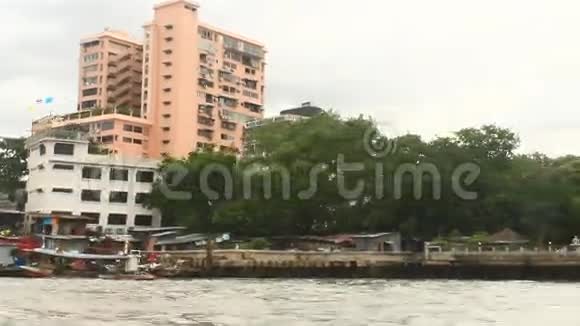 游客乘船在ChaoPhraya河上旅行视频的预览图