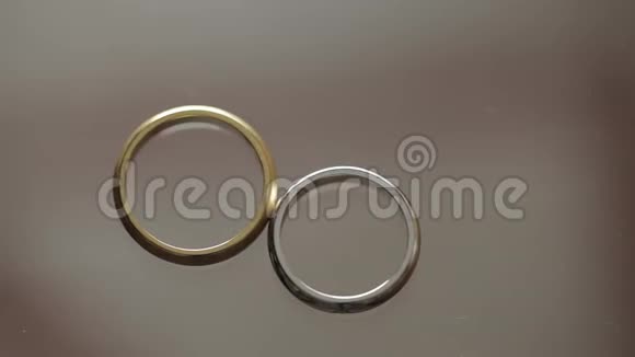 婚礼戒指宏观特写金银钻石珠宝视频的预览图