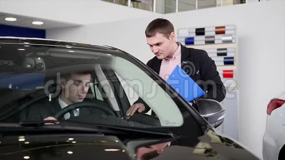 买方在检查汽车时与卖方交谈视频的预览图