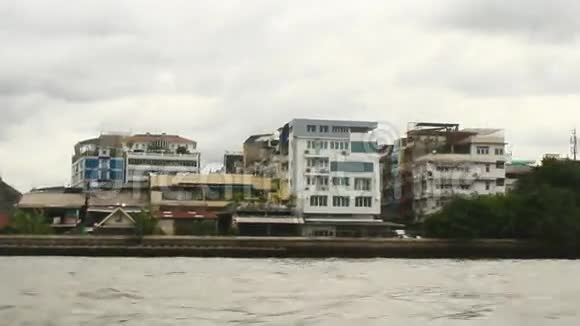 游客乘船在ChaoPhraya河上旅行视频的预览图
