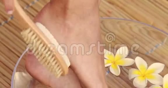 在美甲沙龙修脚的女人视频的预览图