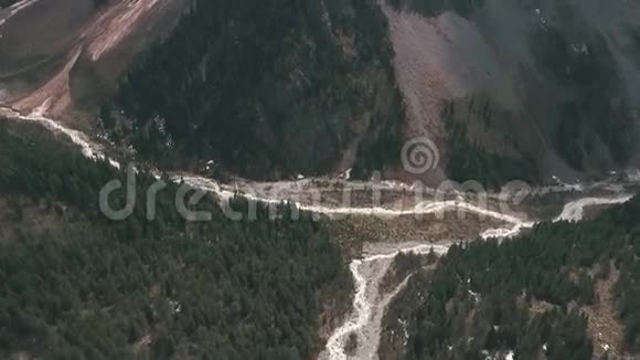 山河用无人机射击视频的预览图