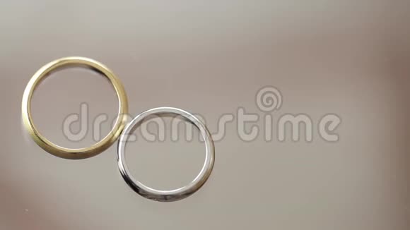 婚礼戒指宏观特写金银钻石珠宝视频的预览图