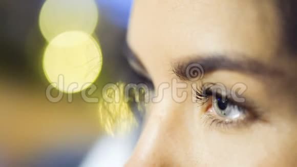 年轻女子美丽的绿色眼睛视频的预览图