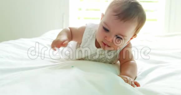 可爱的女婴在床上玩耍视频的预览图