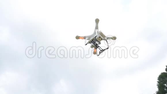 无人机缓慢飞行视频的预览图