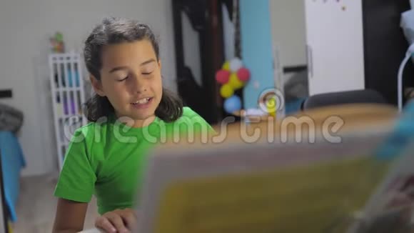 小女孩女儿做作业教育课学校慢生活方式运动视频准备回到学校视频的预览图