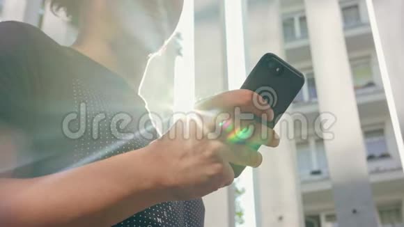 年轻人在户外用电话视频的预览图